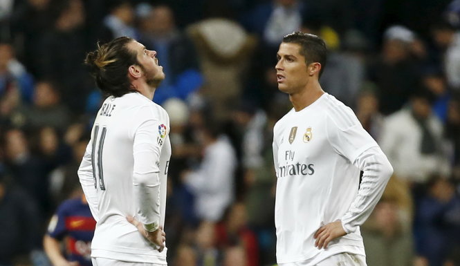 Hai chân sút đắt giá của Real Madrid là Bale (trái) và Ronaldo chơi mờ nhạt trước dàn sao Barca - Ảnh: Reuters