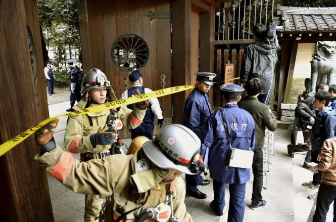 Cảnh sát và lính cứu hỏa Nhật Bản có mặt tại đền Yasukuni sau vụ nổ. Ảnh: Reuters