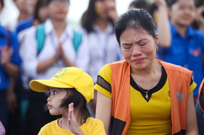 Một người mẹ bệnh nhi bị ung thư máu đã bật khóc khi xem tiết mục văn nghệ trong Ngày hội hoa hướng dương tại Hà Nội - Ảnh: Nguyễn Khánh