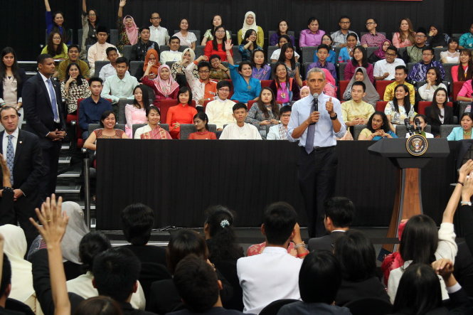 Ông Obama trao đổi cùng các đại biểu trẻ tại hội nghị - Ảnh: UEKL
