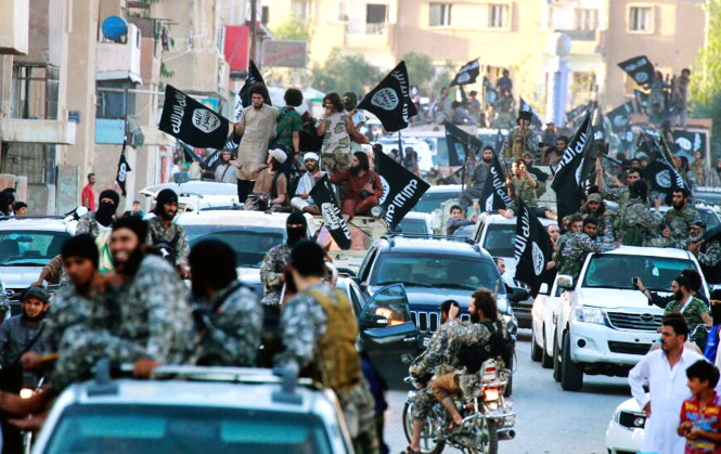 Lực lượng IS diễu hành ở “thủ đô” Raqqa tại Syria - Ảnh: RMC