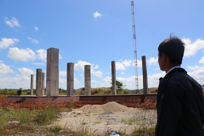 Các hạng mục móng, bệ tượng, cột chống sét đã được xây dựng trên đồi Đắk Nur, Đắk Nông (ảnh chụp trưa 23-11) - Ảnh: Đức Lập