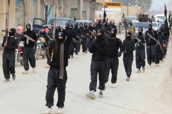 Quân IS phô trương thanh thế trên đường phố - Ảnh: Reuters