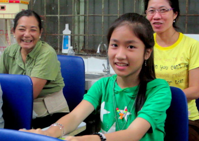 Lý Gia Hằng (12 tuổi) cùng đến lớp học với dì Mỹ Lệ (bìa phải) - Ảnh: M.Huyền