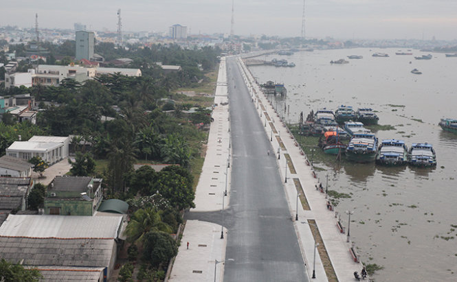 Tuyến đường dài hơn 2km nằm dọc sông Tiền là nơi lý tưởng để người dân vui chơi, dạo mát mỗi buổi chiều - Ảnh: Mậu Trường