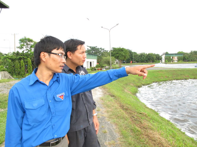 Trần Đức Sơn (trái) theo dõi hoạt động phá bọt tại khu song chắn rác nhà máy xử lý nước thải  - Ảnh: K.Anh