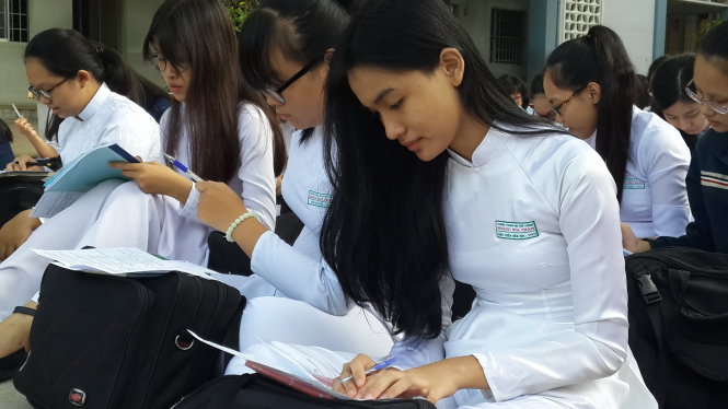 Học sinh Trường THPT Hoàng Hoa Thám (TP.HCM) tham gia làm bài trắc nghiệm cuộc thi “Thực hiện ước mơ” năm học 2015-2016 - Ảnh: Q.L.