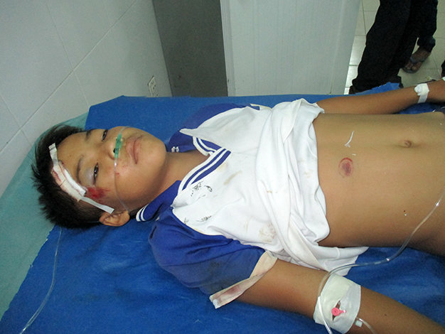 Em Trần Hoàng Nam đang nằm điều trị tại bệnh viện - Ảnh: Nguyễn Lâm