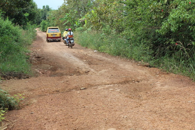 Xe né trạm thu phí số 2, chạy vào đường dân sinh ở ấp 1, xã Đồng Tiến, huyện Đồng Phú (Bình Phước) khiến đường hư hỏng - Ảnh: B.Liêm