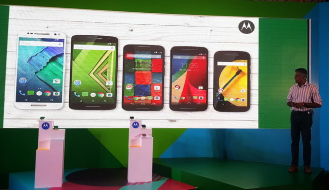 Từ trái sang, bộ năm sản phẩm gồm Moto X Style, Moto X Play, Moto X, Moto G và Moto E - Ảnh: Phong Vân
