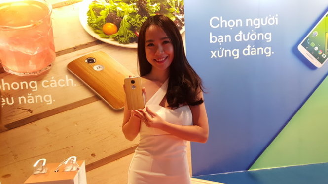 Moto X vỏ tre, phiên bản độc đáo trong dòng sản phẩm Motorola giới thiệu tại Việt Nam - Ảnh: Phong Vân