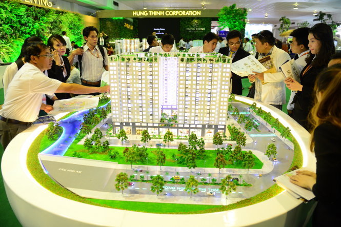 Khách hàng tham quan các dự án ở một hội chợ bất động sản mới đây tại TP.HCM - Ảnh: Quang Định
