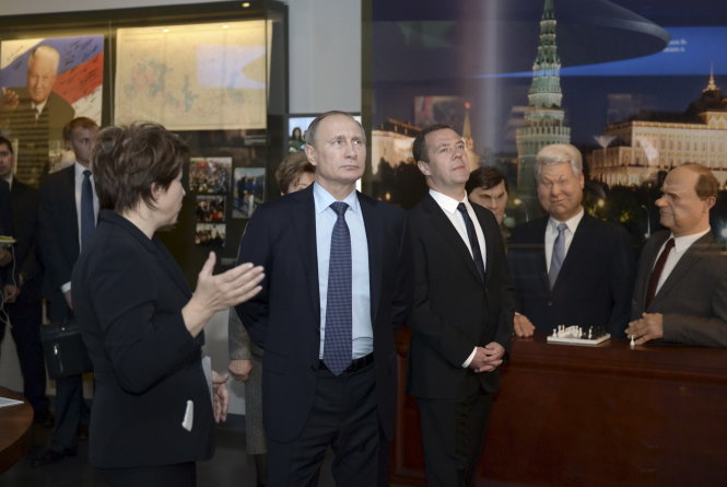 Con gái ông Yeltsin giới thiệu với Tổng thống Putin và Thủ tướng Medvedev về bảo tàng mới Ảnh: Reuters