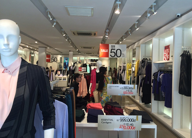 Khách mua sắm đông hơn ngày thường tại cửa hàng Levis trên đường Nguyễn Trãi Ảnh 5: khách thưa thớt tại cửa hàng G2000 ngày 27-11 - Ảnh: D.Tuấn
