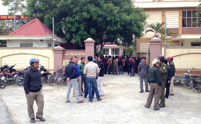 Người nhà bị hại “vây” trụ sở Huyện ủy Hưng Nguyên  sáng 27-11 - Ảnh: Doãn Hòa