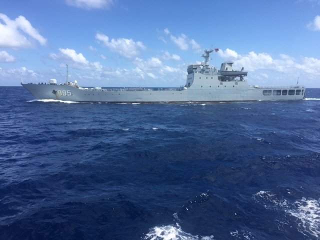 Tàu chiến 995 của Trung Quốc đang đe dọa tàu Hải Đăng 05 - Ảnh do thuyền viên tàu Hải Đăng 05 cung cấp