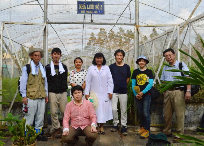 GS Ryuji Ishikawa (thứ ba từ phải qua) và các nhà khoa học Nhật Bản trong một chuyến sang VN tìm lúa ma lấy mẫu về nghiên cứu - Ảnh: tư liệu