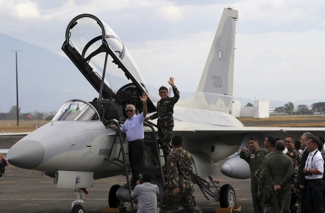 Bộ trưởng Quốc phòng Philippines Voltaire Gazmin kiểm tra máy bay FA-50 mới nhận của Hàn Quốc. Ảnh: Reuters