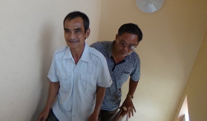 Ông Huỳnh Văn Nén vui sướng sau khi nhận được quyết định đình chỉ bị can ẢNH: NG.NAM
