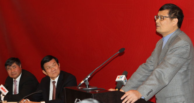 Chủ tịch nước Trương Tấn Sang lắng nghe đóng góp của TS Nguyễn Văn Cường về cải cách giáo dục - Ảnh: V.V.T.