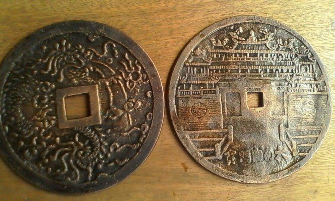 Hai hiện vật được cho là tiền cổ, nhưng thật ra là tiền mỹ nghệ - Ảnh do bà Trần Thị Diệu Hồng cung cấp