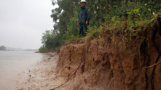Sạt lở nghiêm trọng tại thôn Tân Thượng, xã Quảng Hải, thị xã Ba Đồn (Quảng Bình) - Ảnh: Quốc Nam