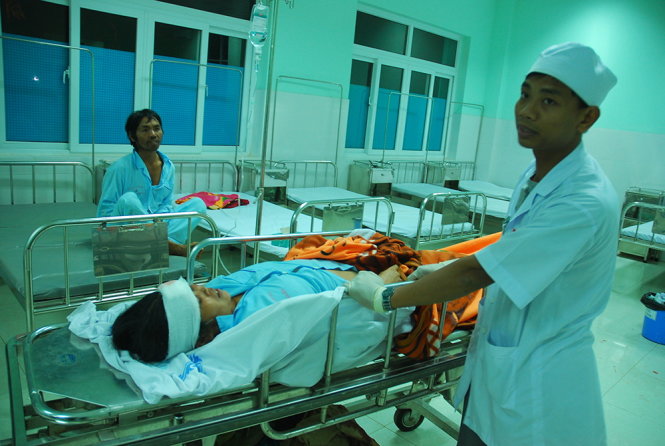 Các nạn nhân còn sống được cứu chữa tại bệnh viện Quân y 211 Gia Lai khuya 27-11 - Ảnh: T.B.D