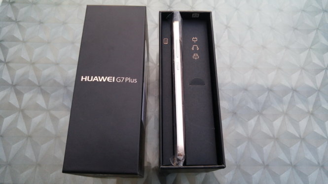 Mở hộp G7 Plus - Ảnh: Phong Vân