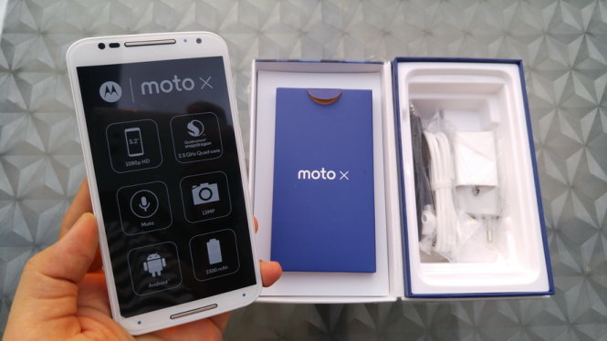 Mở hộp Moto X phiên bản vỏ tre - Ảnh: T.Trực