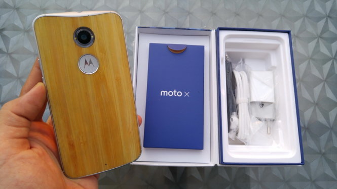 Mở hộp Moto X phiên bản vỏ tre - Ảnh: T.Trực