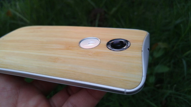 Moto X Style và Moto X có thiết kế mặt lưng cong ôm theo lòng bàn tay - Ảnh: T.Trực