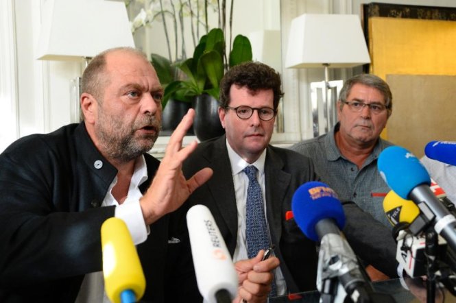 Cơ trưởng Pascal Fauret (trái) cùng hai luật sư của mình trong một cuộc họp báo. Ảnh: AFP