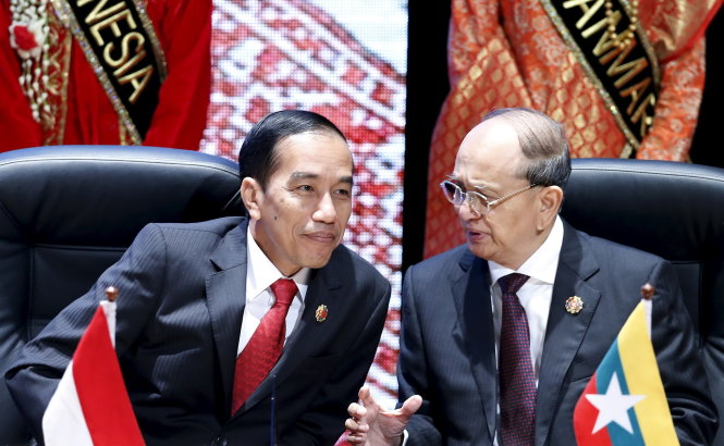 Tổng thống Myanmar Thein Sein (phải) trong cuộc gặp với Tổng thống Indonesia Joko Widodo tại Malaysia - Ảnh: Reuters