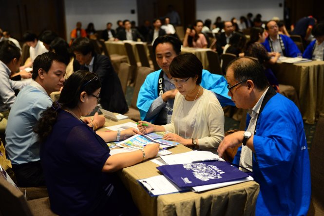 Các công ty du lịch Nhật Bản và VN gặp gỡ, trao đổi về các địa điểm du lịch của hai nước tại một cuộc hội thảo diễn ra ở TP.HCM vào giữa tháng 11-2015 - Ảnh: Thanh Tùng