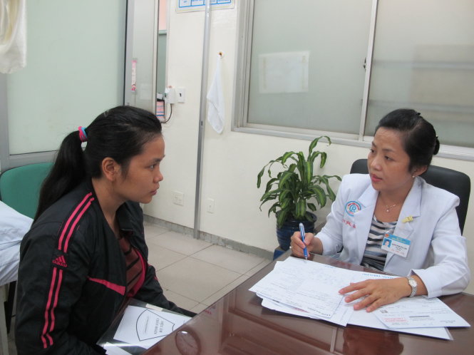 Bệnh nhân khám tại phòng khám chuyên gia Bệnh viện Chợ Rẫy - Ảnh: Hạnh Nguyên