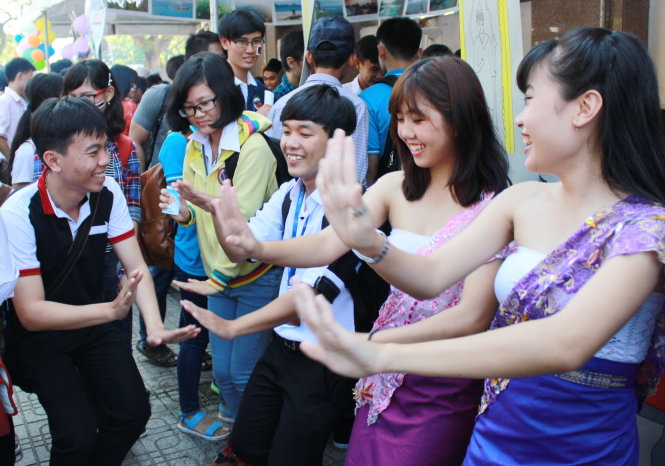 Cùng tập điệu múa truyền thống của nước bạn Lào - Ảnh: Q.L.