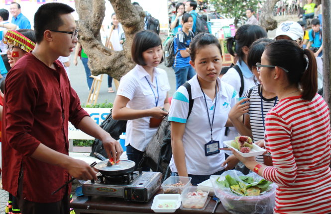 Bánh tét và bánh xèo được các bạn chọn trong phần giới thiệu về nét văn hóa ẩm thực Việt Nam - Ảnh: Q.L.