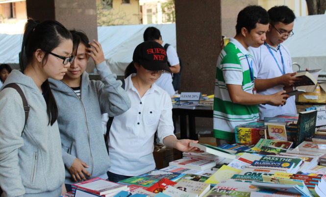 Chọn mua những đầu sách tìm hiểu về các quốc gia ASEAN - Ảnh: Q.L.