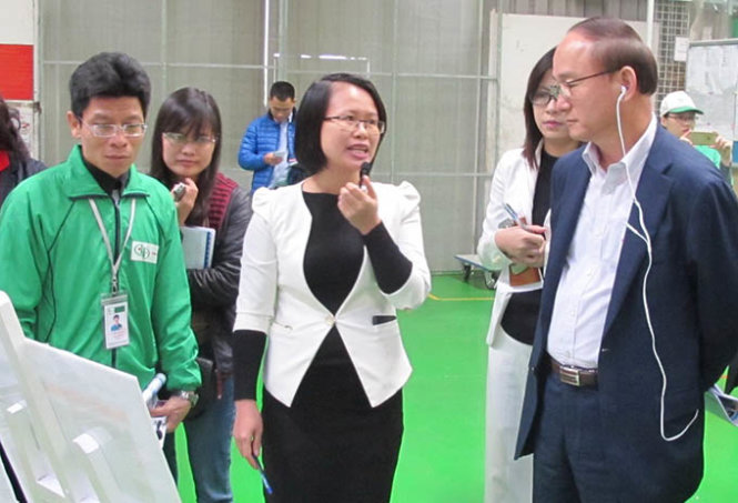 Ông Nguyễn Văn Hùng (trái) giới thiệu những cải tiến cho Tổng giám đốc Tổ hợp Samsung - ông Han Myong-sup (phải) - Ảnh: C.V.Kình