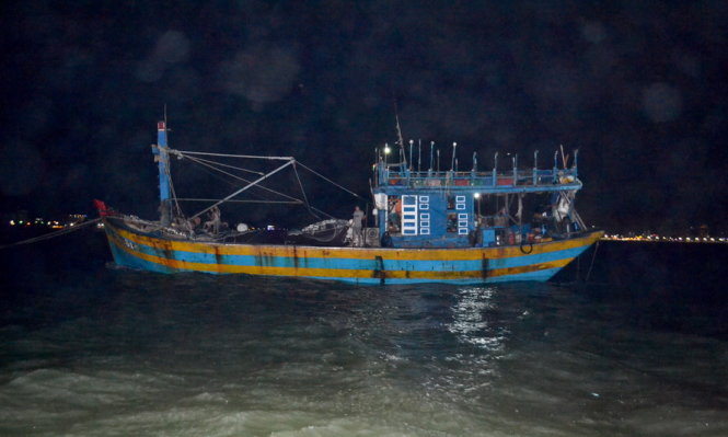 Tàu cá gặp nạn được tàu SAR 27-01 lai dắt về cảng Nha Trang tối 30-11 - Ảnh: DUY THANH