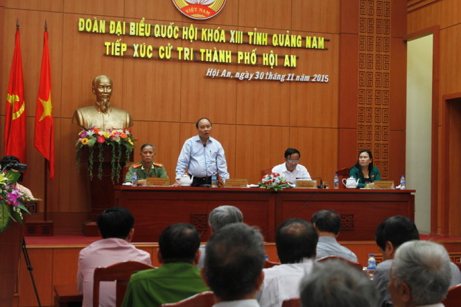Phó Thủ tướng Nguyễn Xuân Phúc tiếp xúc cử tri Hội An ngày 30-11 và tổ chức kiểm tra bờ kè Cửa Đại  - Ảnh: Thanh Ba