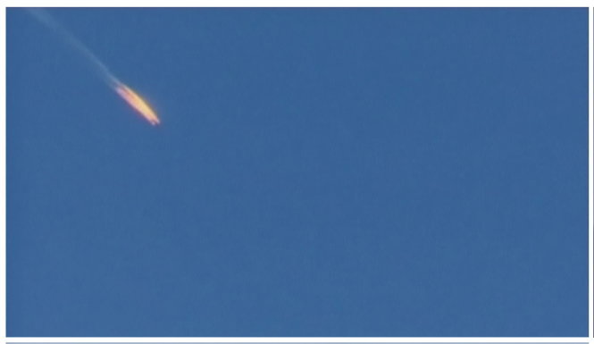 Khoảnh khắc máy bay Nga bị bắn rơi - Ảnh: Reuters