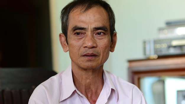 Ông Huỳnh Văn Nén không kìm được nước mắt khi trả lời phỏng vấn Tuổi Trẻ tại buổi giao lưu trực tuyến chiều 30-11-2015 - Ảnh: Quang Định
