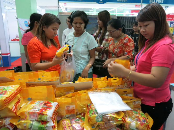 Hàng VN đang có nhiều cơ hội tại thị trường Myanmar. Trong ảnh: sản phẩm VN được giới thiệu ở một hội chợ tại Myanmar  - Ảnh: C.N.