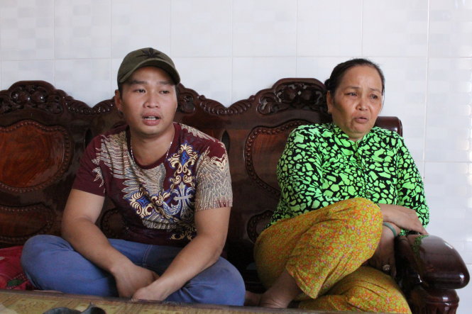 Bà Trần Thị Dự và con trai Dương Hoàng Huy kể lại quá trình Huy bị bắt và được lãnh ra khỏi nhà tù Thái Lan - Ảnh: T.Trình