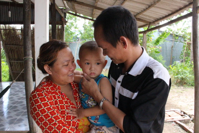 Gia đình ngư dân Nguyễn Văn Hiền sum họp sau khi trở về từ Thái Lan  - Ảnh: T.Trình