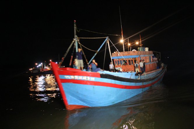 Các ngư dân kéo neo buộc tàu vào đồn biên phòng Tịnh Kỳ trình báo - Ảnh: Trần Mai