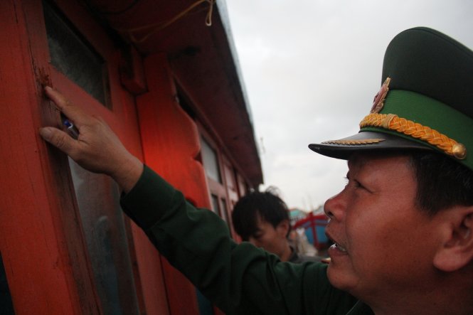 Đầu đạn còn dính lại trên cabin tàu cá - Ảnh: Trần Mai