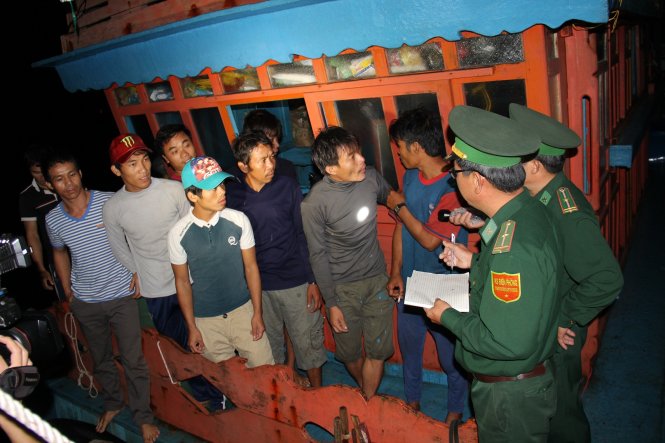 Bộ đội Biên phòng làm việc với các ngư dân trên tàu - Ảnh: Trần Mai