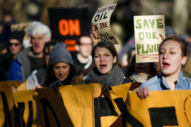 Người dân ở New York (Mỹ) tuần hành kêu gọi bảo vệ môi trường trước thềm hội nghị về biến đổi khí hậu diễn ra tại Paris (Pháp) - Ảnh: Reuters